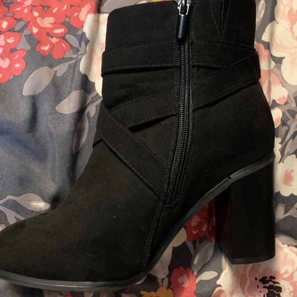 Black faux suede 7W heeled bootie - Picture 4 of 6